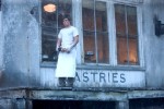 Peeta (Josh Hutcherson) lässt in der Hungerwelt absichtlich ein Brot verbrennen, um es Katniss geben zu dürfen. Foto: Lionsgate