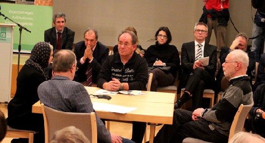 Pegida-Anhänger und -Gegner am Dialogtisch in der Landeszentrale für politische Bildung am 6.1.2015 in Dresden. Im Hintergrund links: Vermittler Frank Richter Foto:_ Heiko Weckbrodt