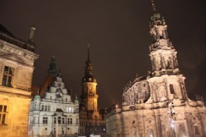 Schloss und Hofkirche beleuchtet. Foto: pw