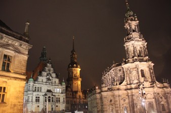 Schloss und Hofkirche beleuchtet. Foto: pw