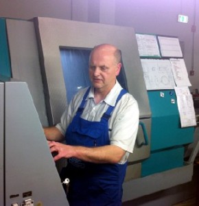 CNT-Dreher Gerd Schelbert richtet im Pentacon-Werk an der Enderstraße eine Maschine ein, mit der Teile für Mikroobjektive gefertigt werden. Abb.: hw