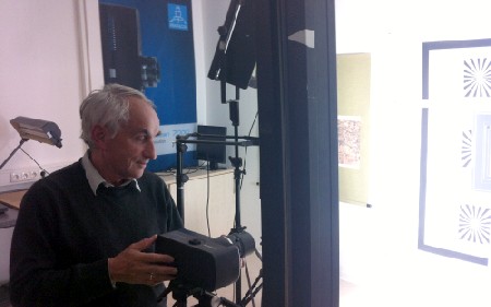 Ingenieur Jörg Steier kalibriert im Testlabor eine Pentacon 6000 - die Highend-Kamera ist Teil eines Scannersystems für Institute und Museen. Abb.: hw