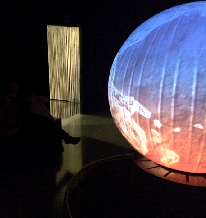 Museumskino mal anders: Die Doku über das "Uhrwerk" Erde wird auf einen Globos projiziert. Foto: Heiko Weckbrodt