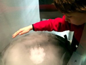 An dieser Station können die Besucher einen Tornado simulieren und mit ihren Händen formen. Foto: Heiko Weckbrodt