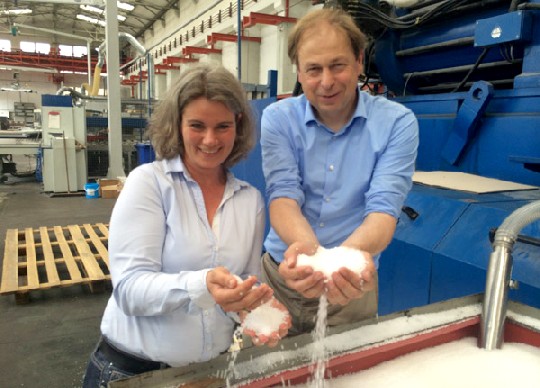 Ulrike Hoesch-Vial und Sven Hansen zeigen in der Polymer-Park-Halle die kleinen Kunststoffkügelchen, aus denen ihre Leichtbau-Platten gepresst werden. Foto: Heiko Weckbrodt