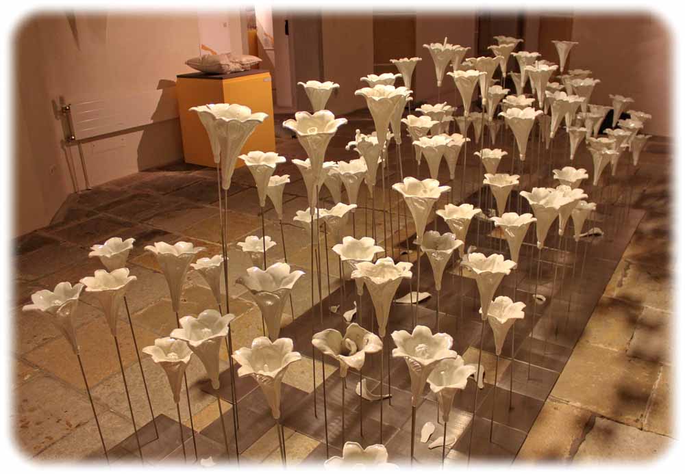 Installation "100 Blüten" Projekt des Dresdner Porzellankunst. Foto: Peter Weckbrodt