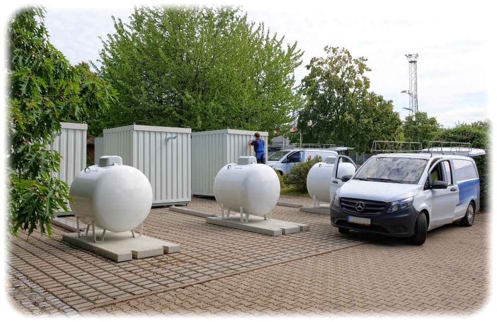 Primagas-Monteure errichten Testanlagen mit Bio-DME-Tanks und Heizungen in Kesselsdorf bei Dresden. Foto: Primagas