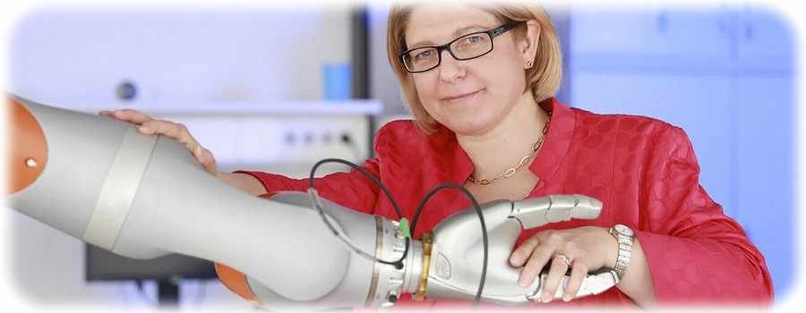 Hand in Hand mit dem Roboter: Professorin Ulrike Thomas entwickelt mit ihrem Team an der TU Chemnitz unter anderem sensitive Roboterarme. Foto: Jacob Müller, TUC