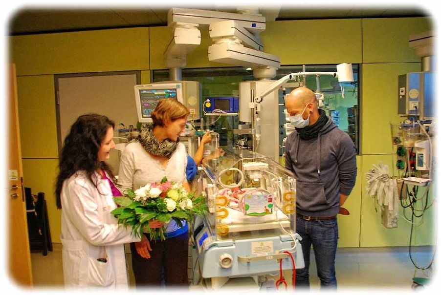 Prof. Pauline Wimberger, Direktorin der Klinik für Frauenheilkunde und Geburtshilfe, gratulierte mit einem Blumenstrauß den Eltern zur Zwillings-Geburt. Foto: Uniklinik Dresden