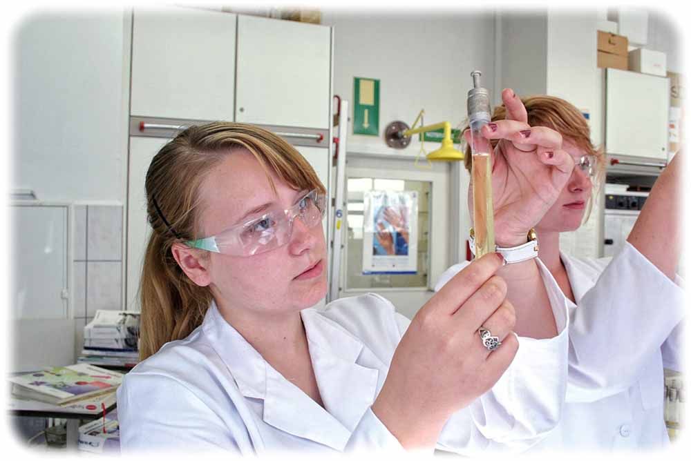 Schülerinnen experimentieren im ComLabBio in Dresden mit Enzymen. Foto: SBG