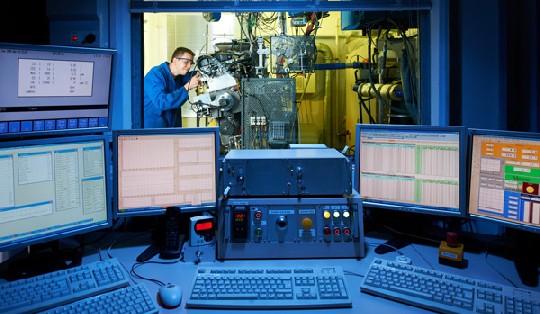 Im Motorenprüfstand der TU Dresden testen die Forscher díe neuen Kohlenstoff-Beschichtungen auf ihre Verschleißfestigkeit. Foto: Jürgen Jeibmann, ECEMP