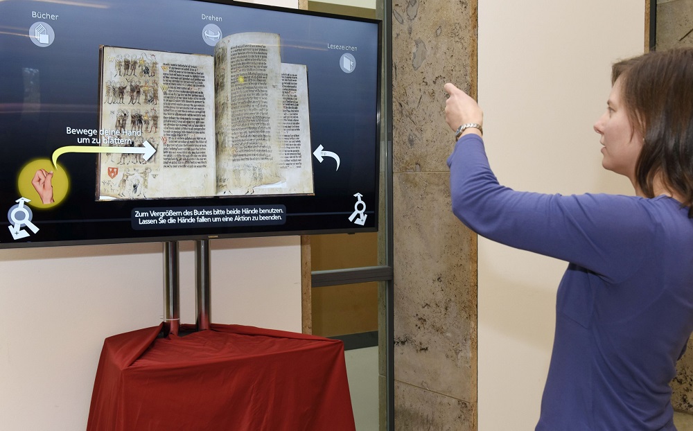 Die SLUB Dresden präsentiert den Sachsenspiegel nun auch digital und in 3D in ihrem Bibliotheksfoyer. Foto:SLUB Dresden, Ramona Ahlers-Bergner 