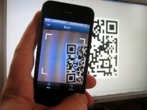 App aktivieren und draufhalten - das iPhone übernimmt automatisch den Rest und verbindet zur Internetadresse oder Rufnummer aus dem Code. Abb.: hw