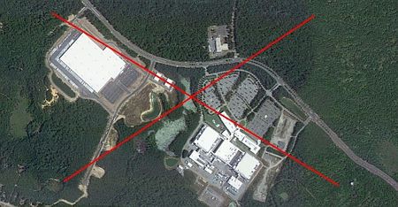 Wo einst Tausende Autos von Arbeitern parkten, herrscht gähnende Leere: Die geschlossene Qimdona-Fabrik in Virginia. Abb.: Google Maps