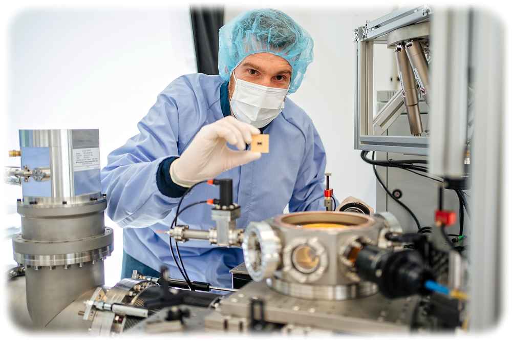 Ein Quantenwissenschaftler testet ein Ionenfallenmodul im Quantenlab von Infineon in Villach. Foto: Infineon