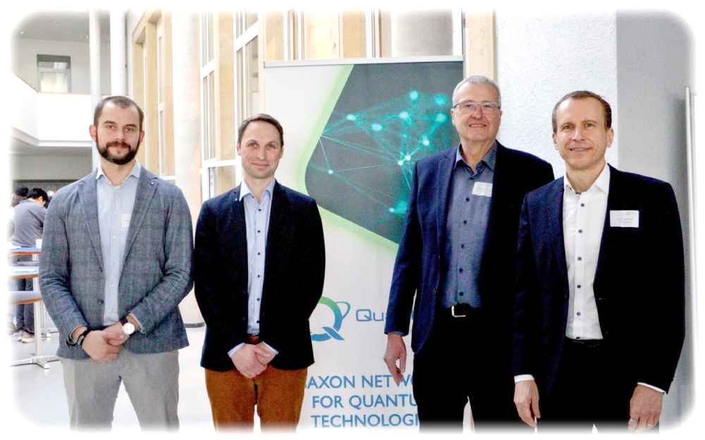 IPMS-Forscher Dr. Benjamin Lilienthal-Uhlig, Albrecht Hänel vom Fraunhofer IWU, IFW-Wissenschaftsdirektor Prof. Bernd Büchner und Jörg Lässig von der Hochschule Zittau/Görlitz freuen sich über den Millionenzuschuss für "Quantum Saxony". Foto: Fraunhofer IPMS