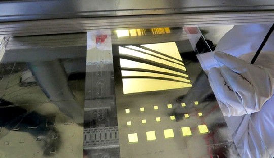 Hauchdünne OLED-Leuchten auf biegsamem Glas. Foto: Fraunhofer-Comedd