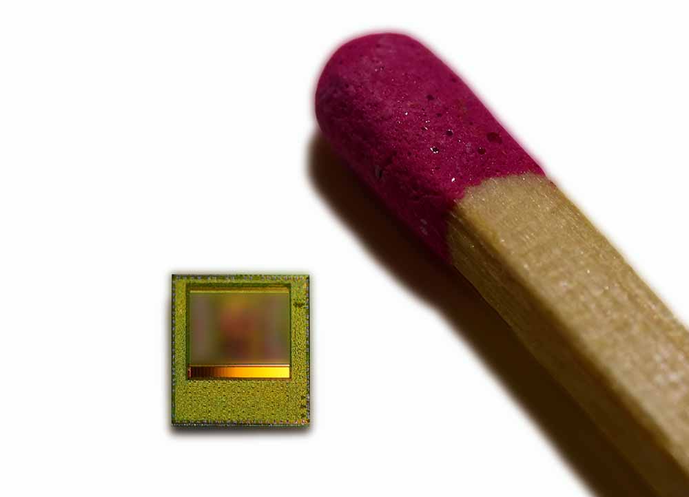 Der 3D-Bildsensorchip "Real 3" von Infineon im Vergleich zu einem Streichholz. Er berechnet nach dem ToF-Prinzip ein 3D-Bild durch Laufzeit-Unterschiede ausgesandter Lichtteilchen. Foto: Infineon
