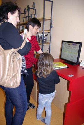 Besucher probieren in der eben auf RFID-Technik umgetellten und heute wiedereröffneten Bibliothek Dresden-Cotta die neue Funk-Ausleihe aus. Foto: Elke Ziegler