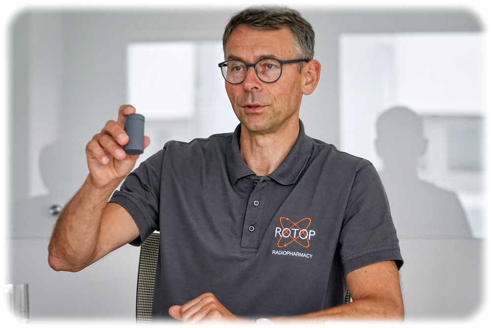 Rotop-Geschäftsführer Jens Junker zeigt sein neues Iod-123-Radiopharmakon für die Parkinson-Diagnostik Foto: André Wirsig für Rotop