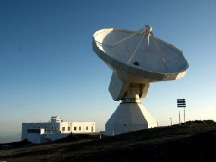 Die Max-Planck-Forscher durchleuchteten den Nebel mit dem 40-Meter-Radioteleskop auf dem spanischen Pico del Veleta. Foto: IRAM