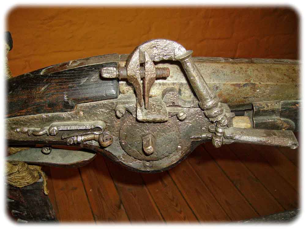 Feuerwaffen waren in der Barockzeit noch wahre Wunderwerke der Handwerkskunst. Hier das Radschloss einer Muskete aus dem 17. Jahrhundert. Foto: Dellex, Wikipedia, CC3-Lizenz