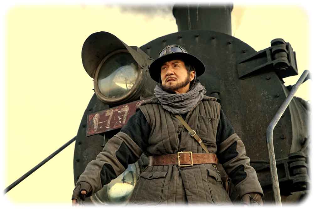 Die beiden Hauptdarsteller in "Railroad Tigers": Jackie Chan als Partisan Ma Yuan und im Hintergrund eine der effektvoll inszenierten historischen Dampfloks. Szenenfoto: Koch-Film