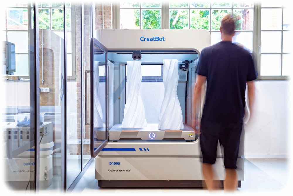 Bis zu ein Meter große Bauteile kann dieser Spezial-3D-Drucker in der gläsernen 3D-Fabrik von Rapidobject in Leipzig erzeugen - hier sind gerade Designer-Vasen an der Reihe. Foto: Tim Hard für Rapidobject