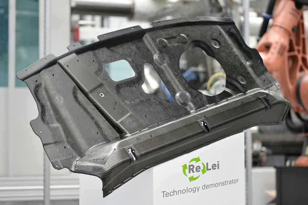 Das Auto-Bauteil demonstriert einen Teil der im Verbundprojekt "ReLei" entwickelten Technologie. Es besteht zu 80 Prozent aus wiederverwerteten Kohlenstoff-Fasern und anderen Recycling-Stoffen. Foto: ILK der TUD