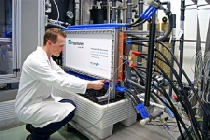 Ein Fraunhofer-Mitarbeiter justiert eine der neuen Redox-Flow-Batterien. Foto. Fraunhofer-UMSICHT