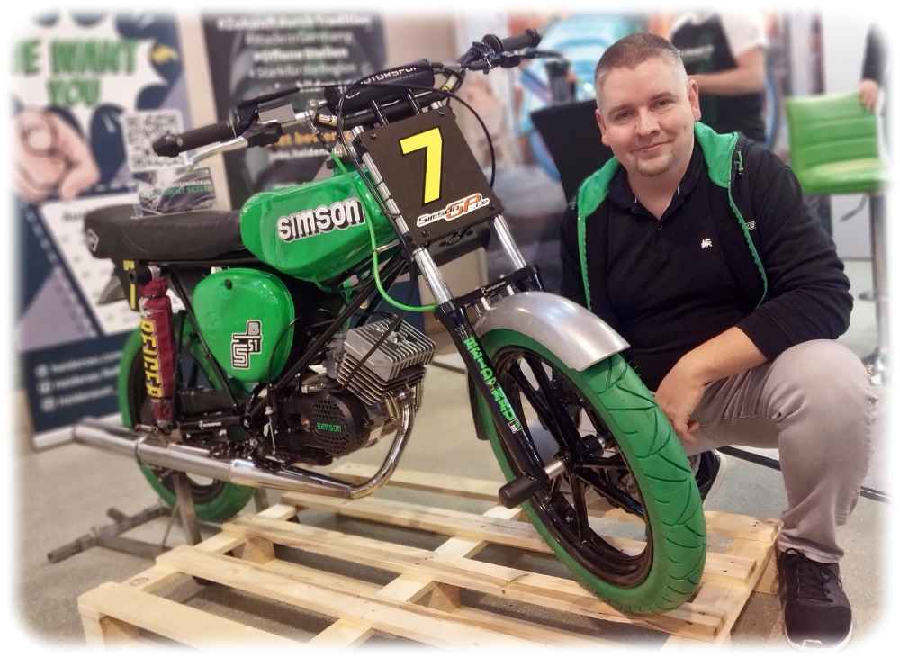 Produktionsleiter Markus Olejnick vom Reifenwerk Heidenau zeigte auf der Karrierstart-Messe 2025 auch diese grünbereifte Renn-S51 von Simson. Foto: Heiko Weckbrodt