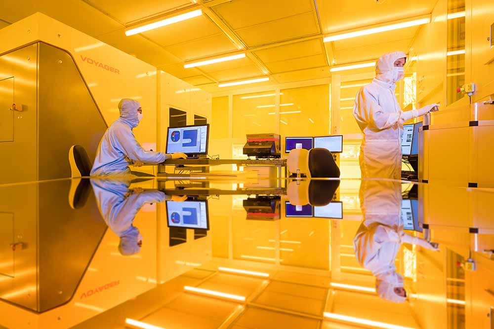 Reinraum für die Herstellung dünner Schichten für die Mikroelektronik. Foto: Jürgen Lösel/IFW Dresden