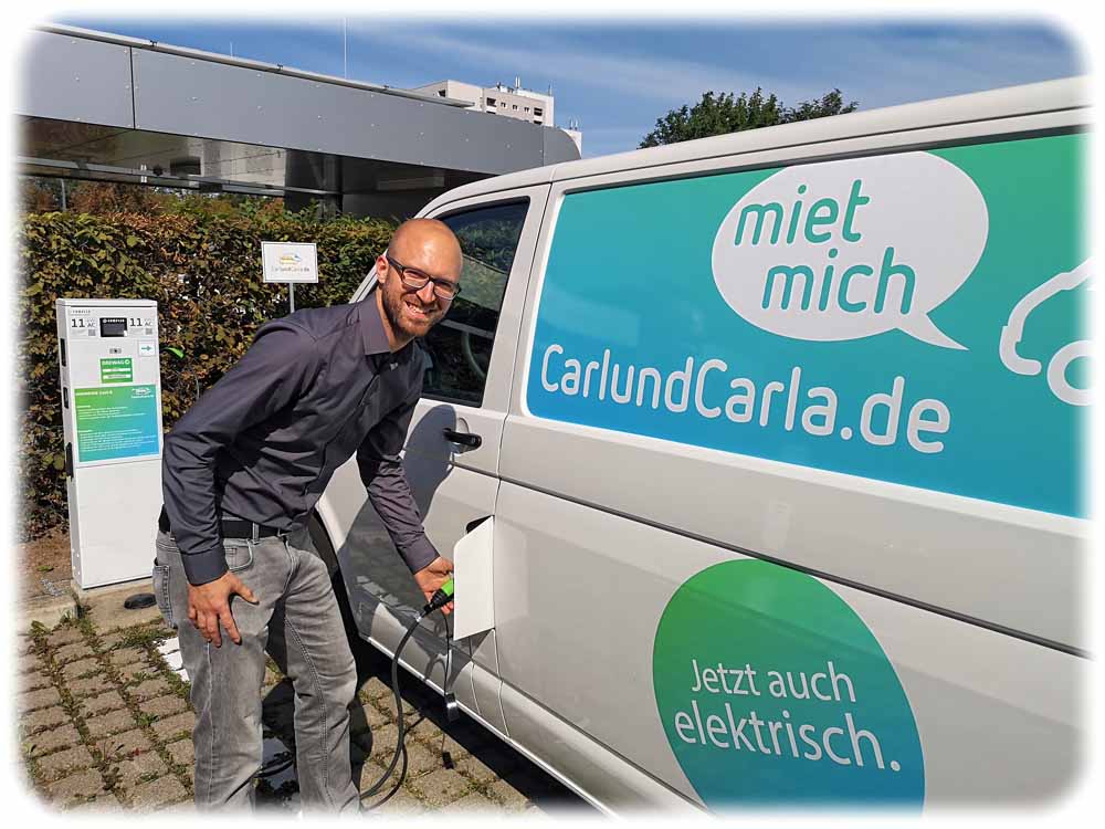 Flottenchef und Mitgründer Richard Vetter von "Carl und Carla" lädt an der VW-Manufaktur Dresden den ersten elektrischen Transporter des Fahrzeug-Verleihers. Foto: Heiko Weckbrodt