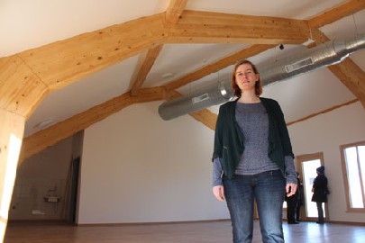 Vereins-Sprecherin Claudia Harnisch zeigt den Dachsaal, der im Neubau entstanden ist. Foto: Heiko Weckbrodt