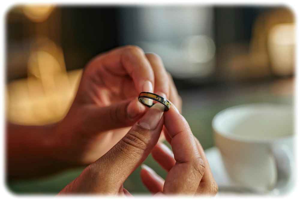 Fingerring mit einer zwei mal zwei Millimeter kleinen elektronischen Einlage, mit der Träger oder die Trägerin bezahlen oder sich ausweisen kann. Foto: Infineon