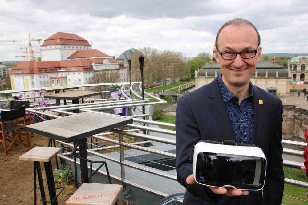 Eilt mit der Virtual-reality-Brille der vernetzten Zukunft entgegen: Robert Franke leitet das Amt für wirtschaftsförderung in Dresden. Foto: Heiko Weckbrodt