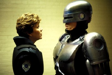 Anne Lewis (Nancy Allen) sucht den Menschen Murphy in Robocop. Foto: Fox