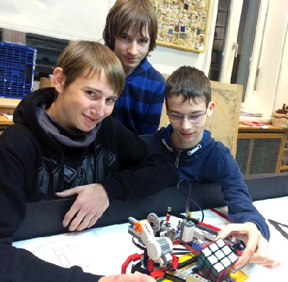 Kullmann, Maximilian Kotz und Tobias Jordan (hinten) tunen ihren Legoroboter. Foto: Heiko Weckbrodt