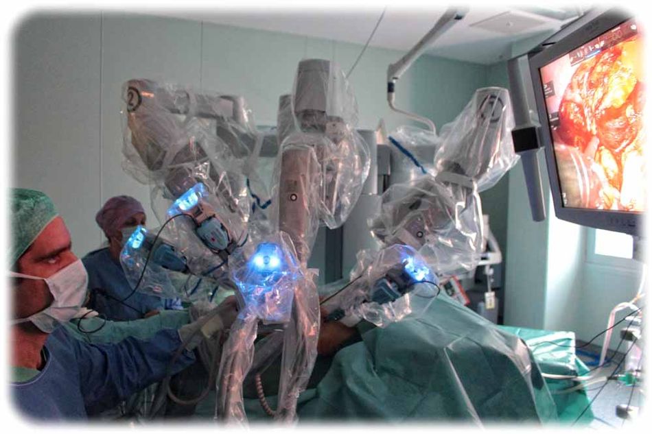 Ein Ko-Chirurg sitzt während der OP die ganze Zeit am Patienten und beim Roboter, um dort einzugreifen, wo der Roboter an seine Grenzen stößt. Foto: Heiko Weckbrodt