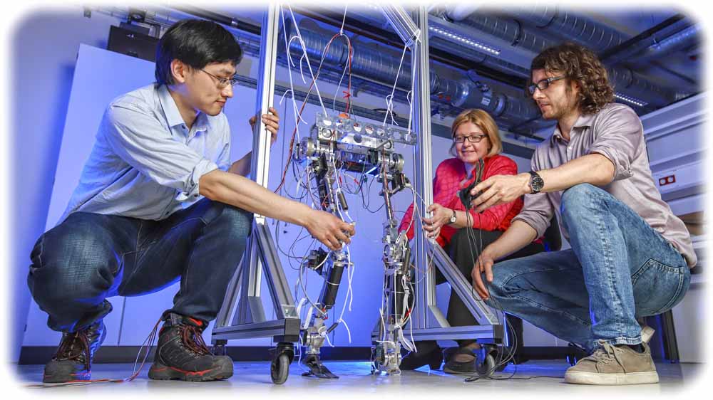 Die Chemnitzer Forscher arbeiten an einem humanoiden Schreitroboter. Fotzo: Jacob Müller für die TU Chemnitz