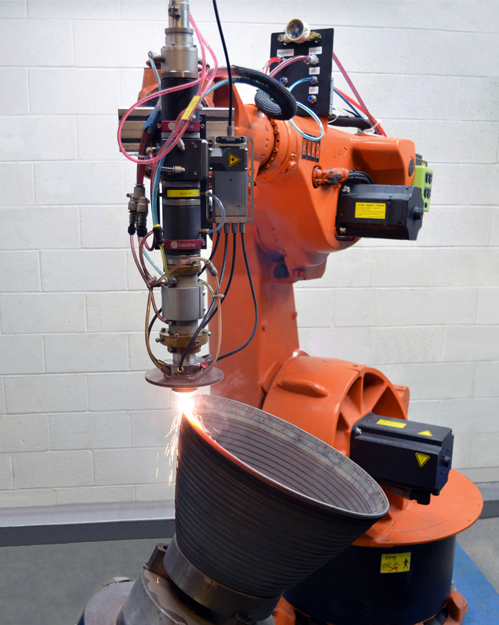 Generative Fertigung eines Luftfahrt-Demonstrators mittels Laser-Pulver-Auftragschweißen. Foto: Fraunhofer USA CLA