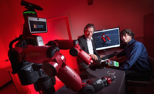 Computerforscher Yiannis Aloimonos (Mitte) versucht dm Roboter beizubringen, von Videos auf Youtube zu lernen. Foto: University of Maryland/ Darpa