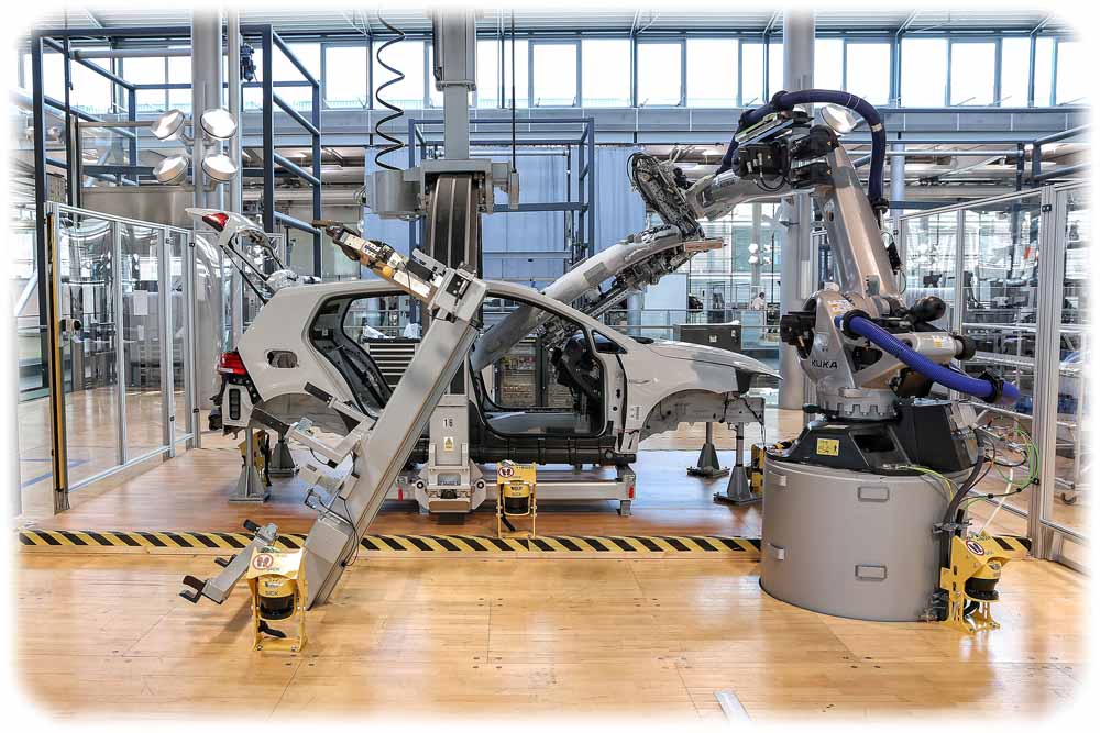 Ein Kuka-Roboter schiebt einen Dachhimmel in einen Elektrogolf in der VW-Manufaktur Dresden ein. Foto: VW Sachsen