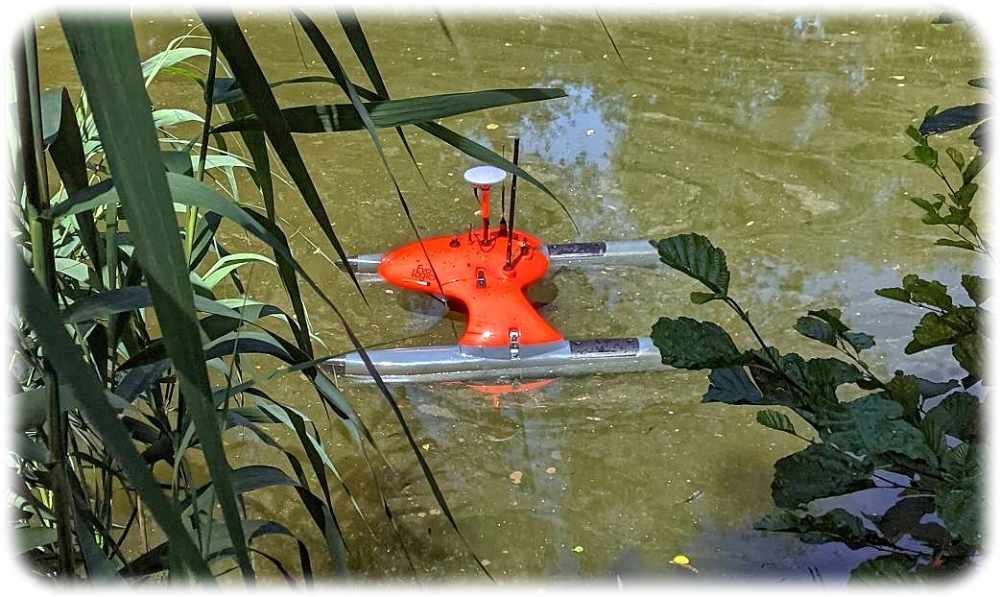 Ein Roboterboot auf dem Wasser. Foto: TU Bergakademie Freiberg