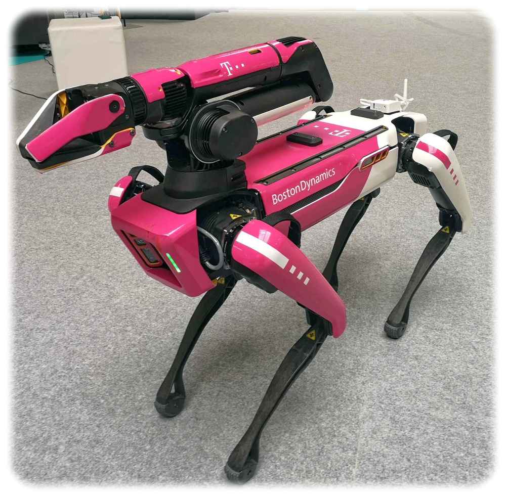War bereits beim Robotikfestival 2021 zu Gast in Dresden und soll demnächst mit Ceti-Technologie intuitiver zu steuern sein: Roboterhund Spot von Boston Dynamics. Foto: Heiko Weckbrodt