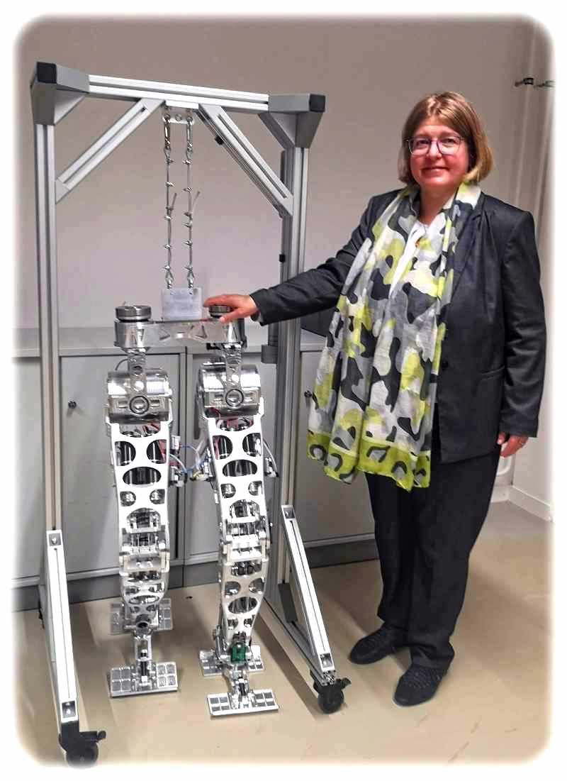 Prof. Ulrike Thomas im Roboterkeller der TU Chemnitz mit einem Paar Beine für einen künftigen Schreitroboter. Foto: Heiko Weckbrodt