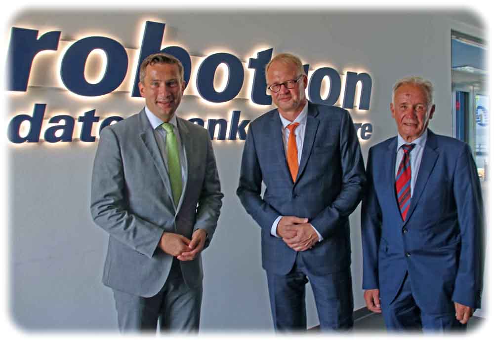 Der sächsische Wirtschaftsminister Martin Dulig (l.), Robotron-RDS-Gründer Rolf Heinemann (r.) und dessen Sohn Ulf Heinemann in der Mitte. Foto: Heiko Weckbrodt