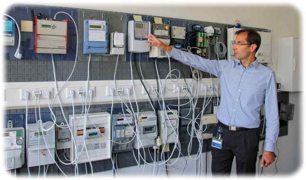 Christian Hofmann leitet bei Robotron RDS die entwicklung von "Smart energy"-Lösungen. Hier zeigt er das neue IoT-Labor, in der Energiemanagement-Software mit rund zwei Dutzend Stromzählern verschiedener Bauarten erprobt werden kann. Foto: Heiko Weckbrodt