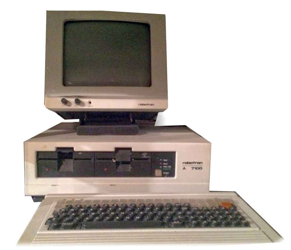 Schröder findet in einem alten Robotron-PC (hier ein A7100) eine Diskette mit Stasi-Geheimnissen. Foto (freigestellt): Heiko Weckbrodt