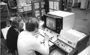 Zwei Ingenieure testen einen "EC 1055"-Rechner im VEB Robotron-Elektronik Dresden. Abb.: Ulrich Häßler, Bundesarchiv, Wikipedia
